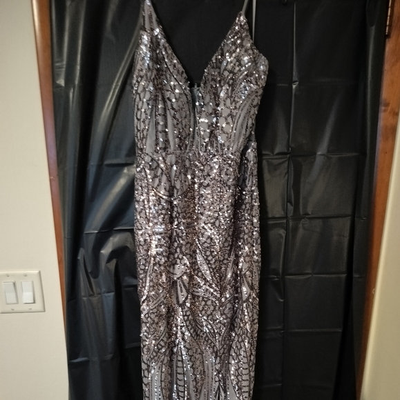 Gorgeous long grey Windsor formal dress. - Picture 5 of 5